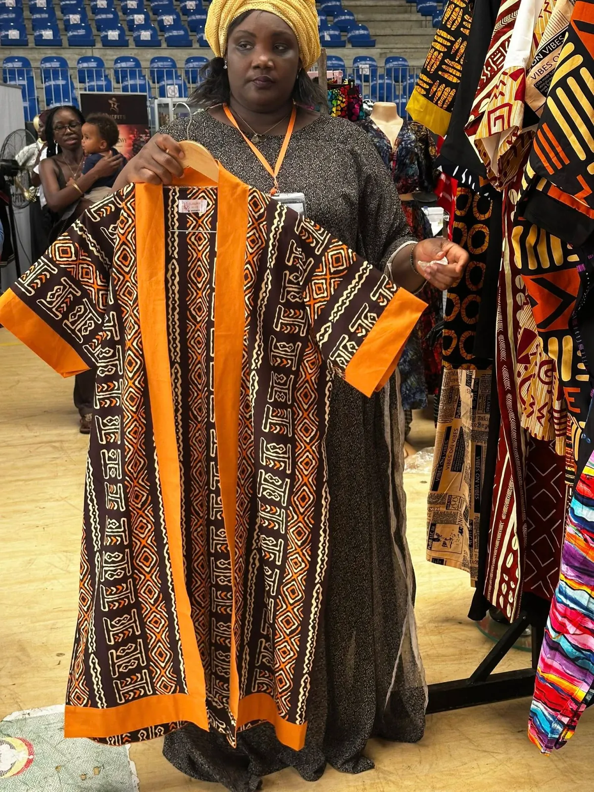 Djelika présentant une tenue de sa collection