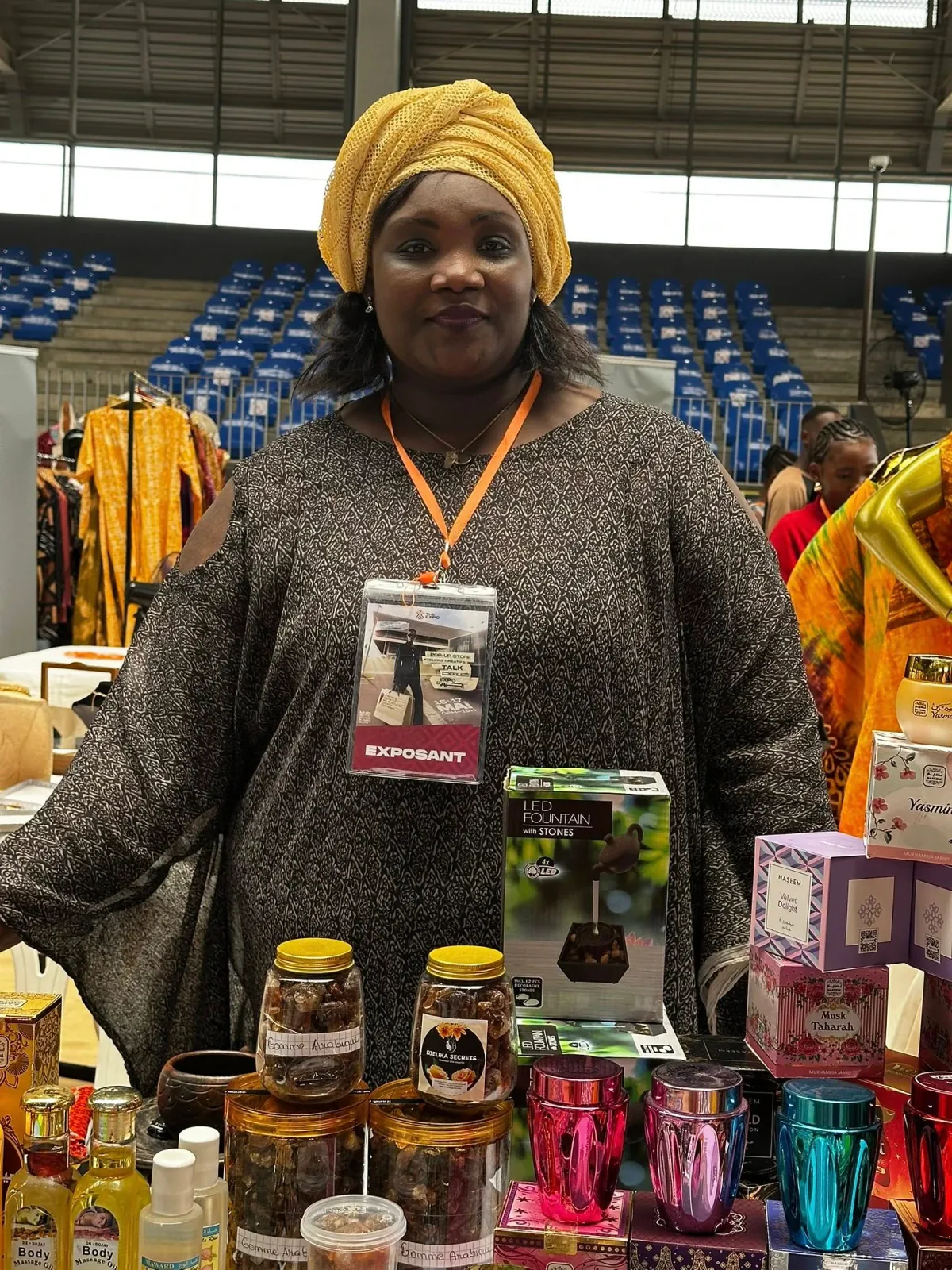 Djelika présentant ses produits lors d’une exposition